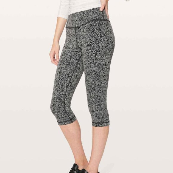 Lululemon Wunder Under Hi-Rise 1/2 Tight (17") leggings size 8 - Picture 1 of 6